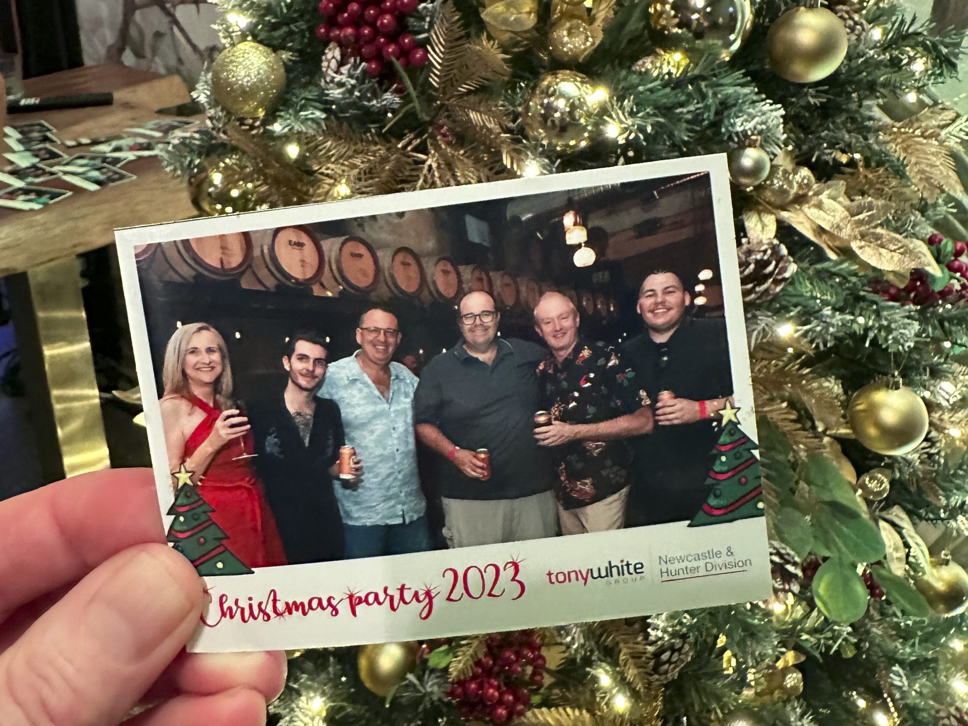 Magnetic Shots Christmas party-1 Christmas party photo magnet in front of Christmas tree